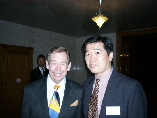 哈維爾前總統與鄭博士於歡迎酒會會場合影