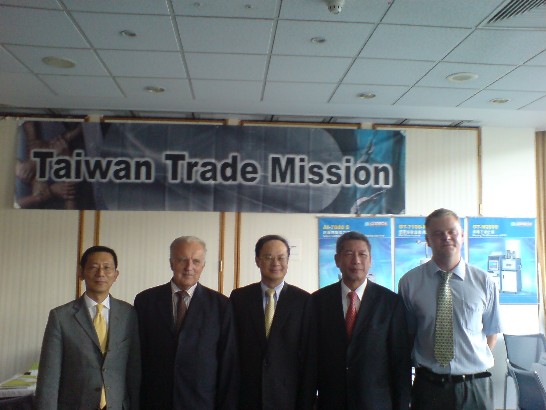 駐捷克代表處沈代表斯淳(中)、經濟組何組長元圭(左一)、團長劉理事長國昭(右二)、捷克商業總會副會長Josef Cilek(左二)及專員David fuulsack在貿洽會場合影留念。