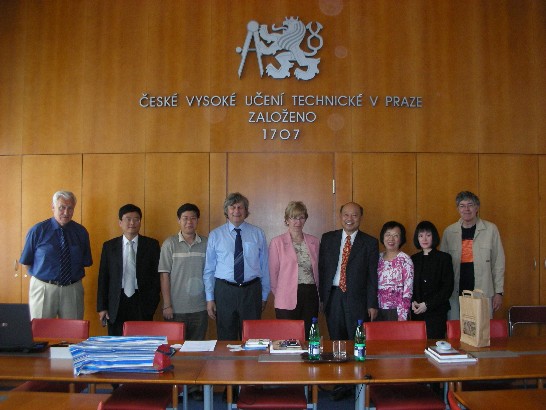 國立中山大學校長張宗仁(右四)與捷克科技大學對外關係副校長Miroslav Vlcek(左四) 及學務副校長Alena Kohoutkova(左五)等合影