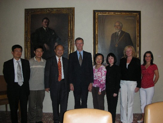 國立中山大學校長張宗仁(左三)與查理士大學對外關係副校長Jan Skrha(左四)及該校人員合影。