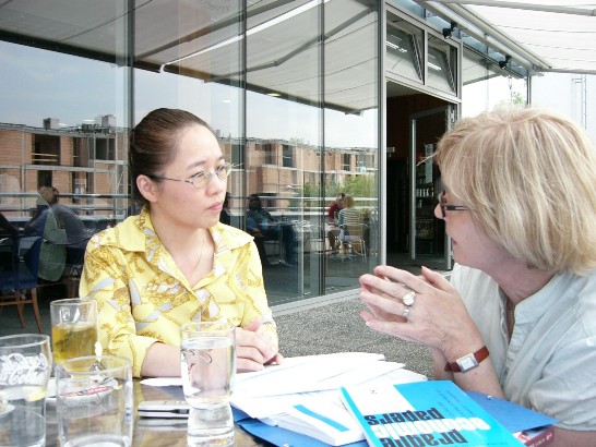 洪副教授與捷克經濟大學經濟暨社會政策學系Magdalena Kotynkova教授就捷克經濟地位差距交換意見。