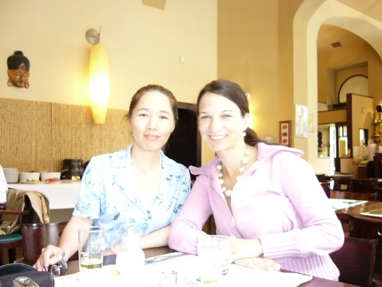 洪副教授與Athinganoi執行長Gabriela Hrabanova合影