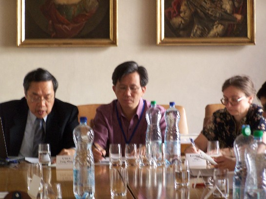 (中間左一)台灣大學王泰升教授、(中間左二)捷克帕拉斯基大學Ondrej Kucera教授及其他與會學者。