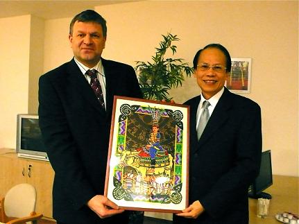 劉代表致贈Usti省副省長Arno Fisera(左一)台灣牛年版畫