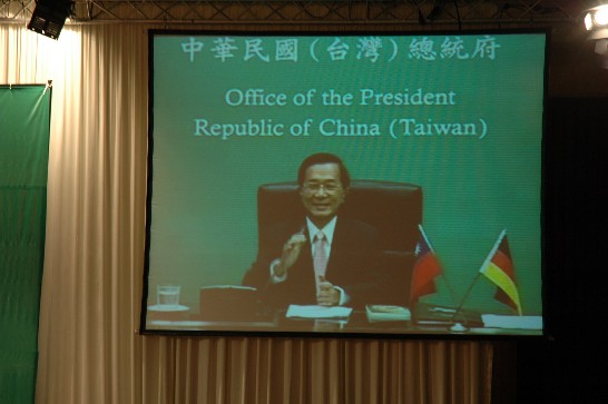 Der taiwanische Präsident, Chen Shui-bian, begrüßte via Live-Schaltung aus Taipeh die über 100 Gäste im Hotel Ritz-Carlton in Berlin.