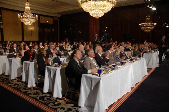 Zahlreiche Persönlichkeiten aus Politik, Wissenschaft und Gesellschaft sowie viele Medienvertreter waren der Einladung zur Videokonferenz gefolgt.