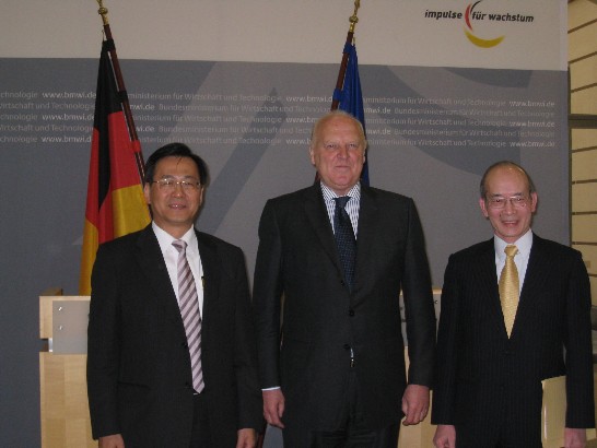 魏代表本（99）年5月3日陪同經濟部黃次長重球與德國聯邦經濟暨科技部次長Dr. Pfaffenbach在德國聯邦經濟暨科技部舉行雙邊會談。
