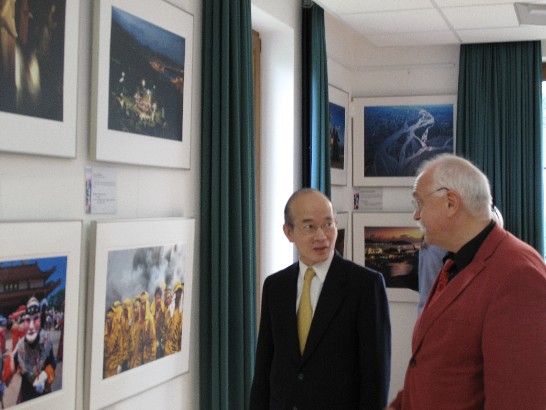 魏代表與Noack市長觀賞展出之攝影作品。