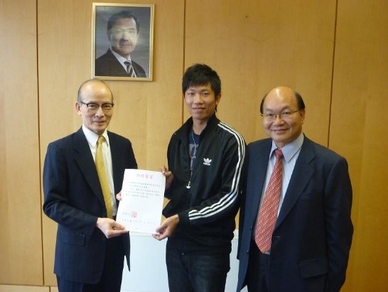 魏代表代轉總統賀電(左起魏代表、廖耿民、文化組沈玄池組長)。