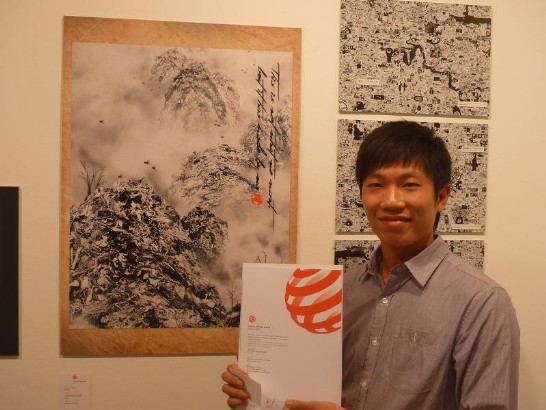 廖耿民攝於得獎作品前。