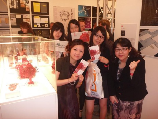 亞洲大學視傳系師生團與得獎作品合影(前左起賴湘宜、林俞伶、侯純純助理教授，後左起蘇昭安、陳宜鈴)。