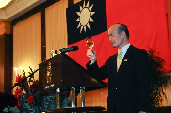 魏代表邀請貴賓共同舉杯。