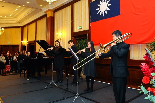 盧易之博士等音樂演奏。