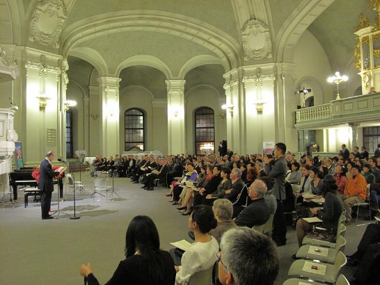 魏代表於音樂會中致詞（一）。