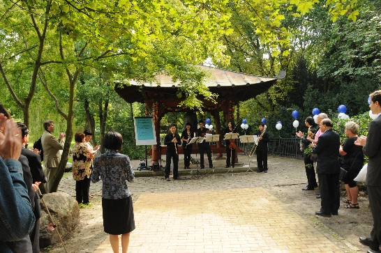 旅德音樂系學生為建國百年和平日獻上和平的樂章。