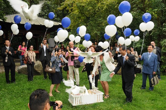 魏代表夫人、德中協會-台灣之友會Schäfer會長、德國國會友台小組副主席Krüger-Leißner共同施放和平鴿及氣球。