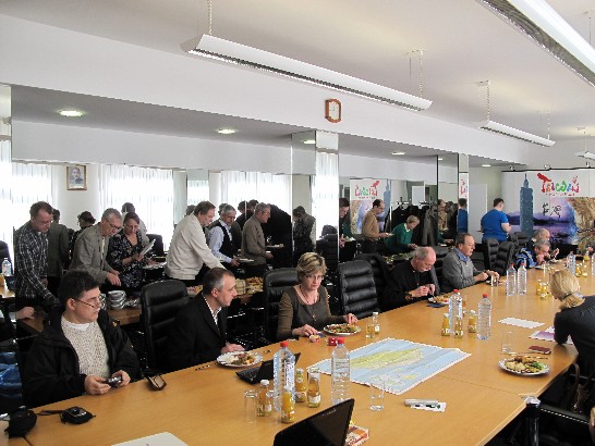 與會人士取用台灣小吃。