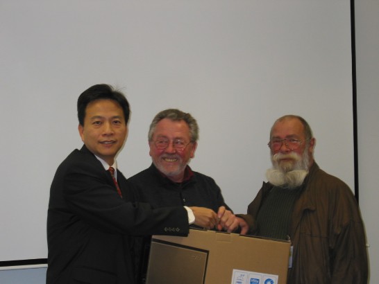 谷組長、Schroeder議員助理與摸彩活動得獎人合影留念。