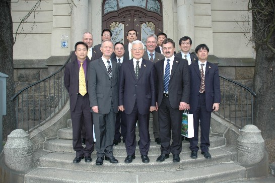 本團同仁於縣府前與Vogtland縣長Dr. Tassilo Lenk合影。