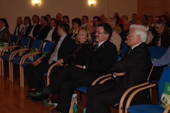 Jöβnitz職業訓練中心禮堂與當地各界重要代表約百餘人進行國情說明會情形。（尤代表左側為G議員夫婦。）
