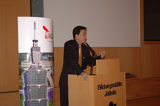 本處政務組谷組長瑞生向與會各界人士進行國情簡報。