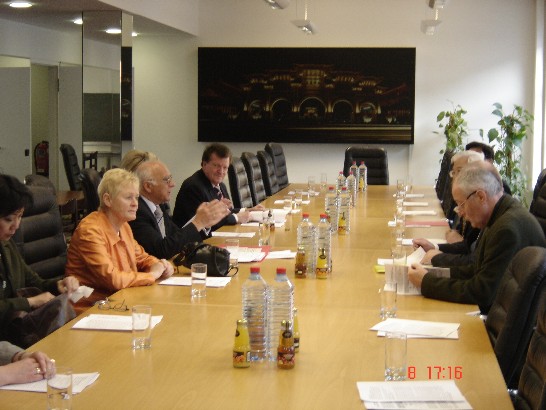 2.	與會人士熱烈討論。