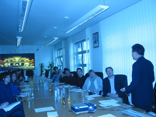 駐處政治組谷組長為參訪師生舉行生動簡報。