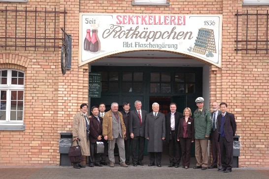 尤代表偕同仁及國會議員於參訪之香檳酒工廠前合影留念。