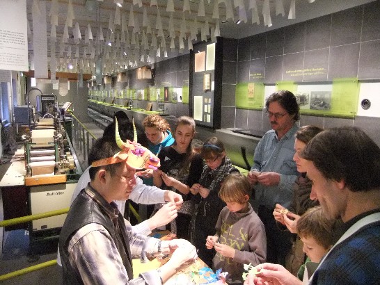 紙藝家洪新富在科技博物館示範表演情形