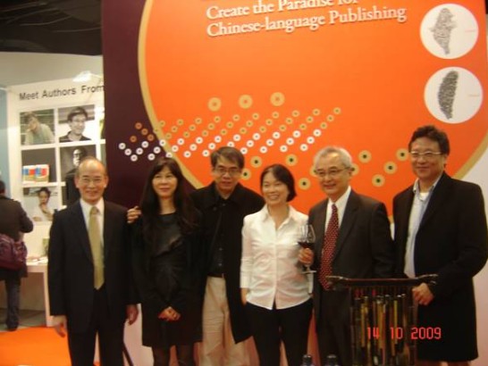 魏代表與台北國際書展基金會林董事長載爵，以及張大春、龍應台、楊照、陳玉慧等作家合影。