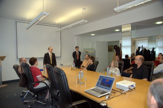 本處魏代表向來訪之國會議員Gutting選區選民致歡迎詞，並簡介台德關係等。