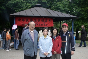 （右起）楊理事長文村、傅秘書瑾玲、陳處長華玉、張監事長紹德 