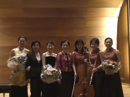 台北駐漢堡辦事處陳處長華玉（中）、游秘書淑琪（左二）與「台灣新秀音樂會」演出人員福爾摩莎三重奏（右一至三）、藍惠屏（左三）、張璧（左一）合影