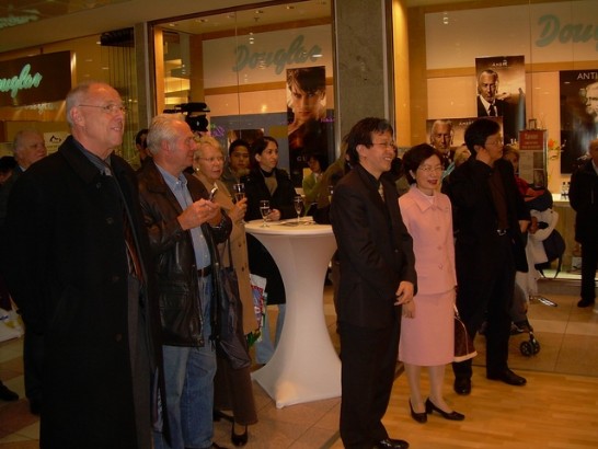 駐德代表謝志偉（中左）及駐漢堡辦事處處長陳華玉出席台灣照片展開幕酒會