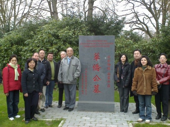 漢堡僑界參加清明掃墓活動後在新設立漢堡中華第二公墓合影。960405