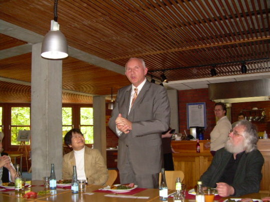 呂邱縣縣長Juegen Schulz致詞歡迎「台原偶戲團」，駐漢堡張曉妮處長（左）及呂邱國際木偶節主席Dr. Manfred Fortmann（右）應邀出席。