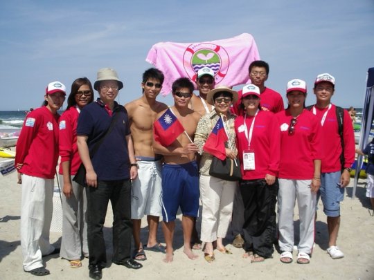 世界救生錦標賽我國家隊教練李至斌（右一）暨選手與駐漢堡張曉妮處長（右五）合影
