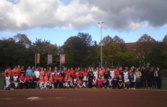 參賽隊伍荷蘭國家隊、德國國家隊、漢堡騎士隊及台北縣秀峰高中隊合影