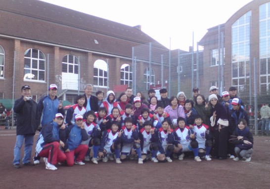 台北縣秀峰高中女壘隊獲決賽冠軍與前往加油僑胞合影