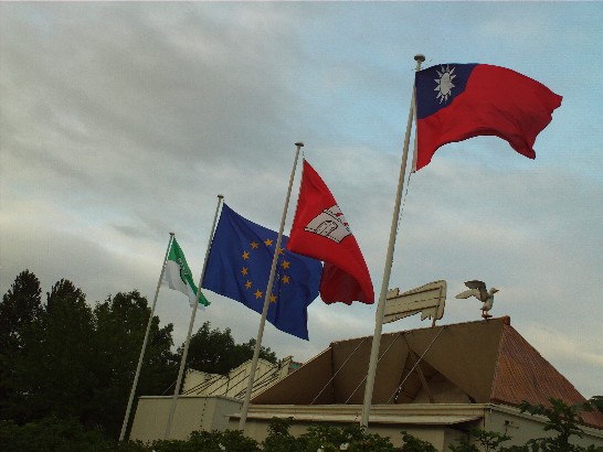 中華民國國旗與歐盟旗幟共同飄揚於奧林匹克划船選手訓練中心