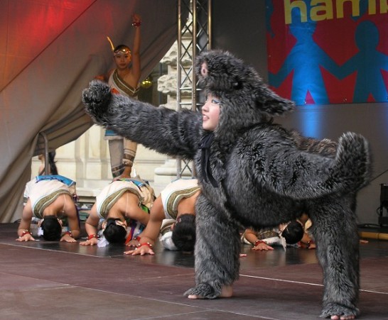 蘭陽舞蹈團演出"山地舞"，扮相可愛的熊深受觀眾喜愛