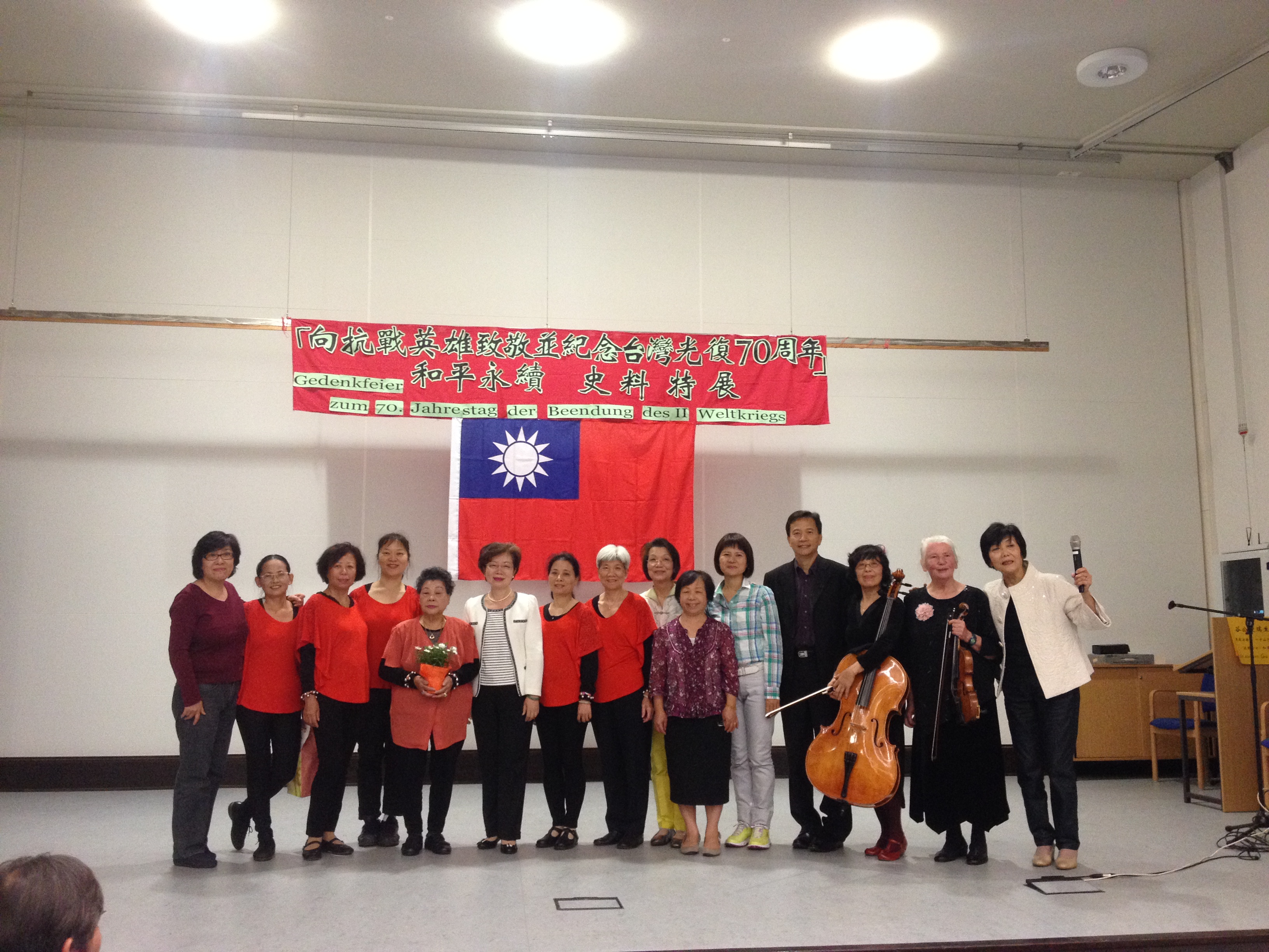 .陳大使(左六)與演出人員、參與僑團負責人合影，右一為車慧文會長