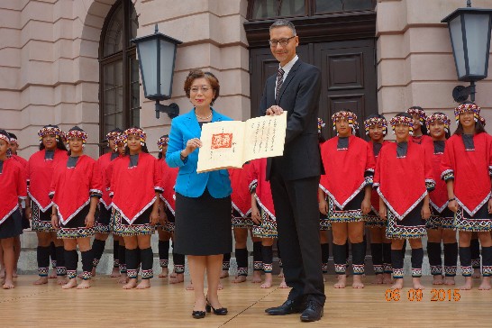 駐德國代表處陳大使華玉致贈德國歷史博物館中德協約精印複製本
