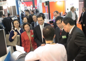 10. März 2006. CeBIT Hannover. (v. re.) Konrad K.H. Chen, Direktor des Taiwan Trade Center Düsseldorf, Dr. Jhy-Wey Shieh, Repräsentant der Taipeh Vertretung Berlin, Agnes Hwa-Yue Chen, Generaldirektorin der Taipeh Vertretung Hamburg, und der stellv. Wirtschaftsminister Steve Ruey-Long Chen, am Stand eines taiwanischen Ausstellers.