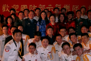 30. Januar 2006. Gruppenfoto mit Agnes Hwa-Yue Chen, Generaldirektorin der Taipeh Vertretung Hamburg, in Bremen ansässigen Taiwanern und Musikern des Ministry of Defense Symphonic Orchestra.