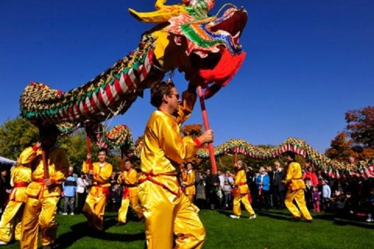 99年10月10日[節節高昇國慶風箏比賽]慕尼黑中文學校等僑團舞龍表演