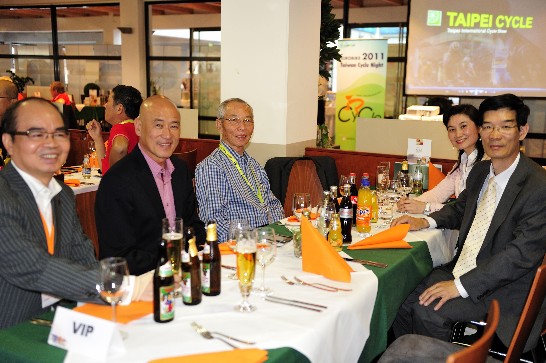 駐慕尼黑辦事處鄭處長兆元夫婦應台灣自行車輸出業同業公會邀請參加第20屆國際自行車展EUROBIKE,並與巨大（GIANT）集團劉董事長金標、公會羅理事長祥安及貿協展覽業務處洪處長銘欽合影留念