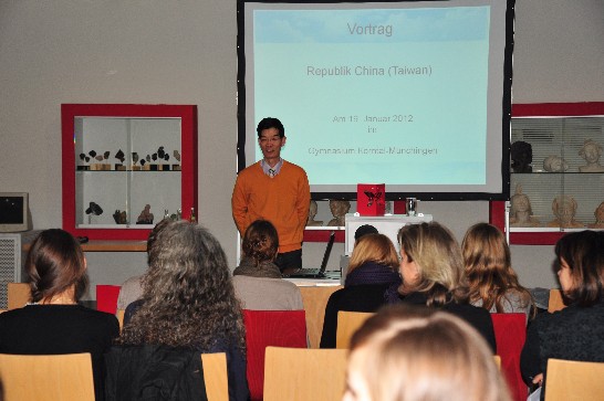 駐慕尼黑辦事處鄭處長兆元應邀於101年1月19日赴德國巴登伍騰堡邦孔達文科中學進行國情簡介
