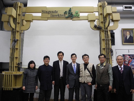 駐慕尼黑辦事處鄭處長兆元與國立自然科學博物館孫館長維新等乙行於101年2月29日於慕尼黑動物蒐藏館所辦[鳴蟲特展]開幕式合影留念