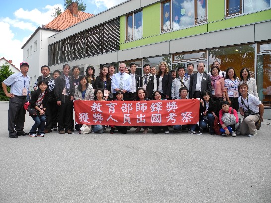 駐慕尼黑辦事處鄭處長兆元於101年6月14日陪同教育部陳常務次長益興及100年度師鐸獎獲獎人員等乙行參訪德國學校,並與團員合影留念!